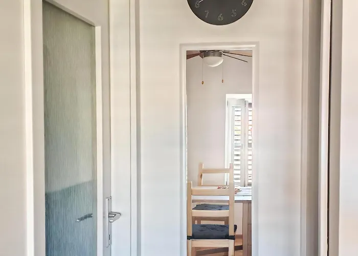 Apartman Stunning In With House Sea View Tkon